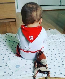 Quelles sont les caractéristiques des tenues basques de Pyjabi pour bébés ?