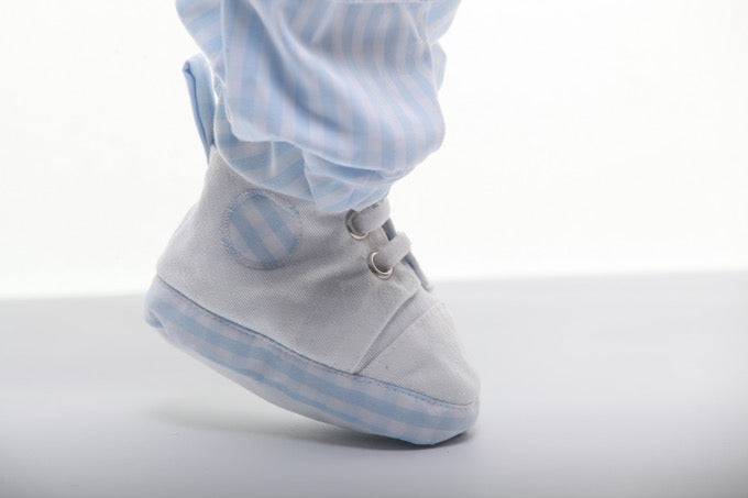 Qu'est-ce qui rend la conception du Pyjabi pratique pour les mouvements de votre bébé pendant le changement de couche ?