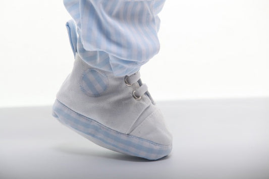 Qu'est-ce qui rend la conception du Pyjabi pratique pour les mouvements de votre bébé pendant le changement de couche ?